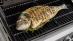 Dorade vom Gasgrill ganz gegrillt mit Kraeutern